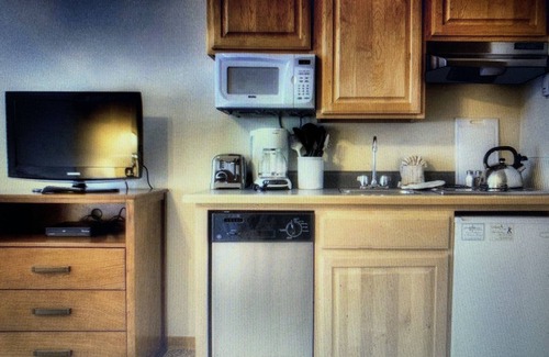 Four O'Clock Apartment | ski in ski out 1 bedroom condo Feb 1-8 only, 2027 ON SALE