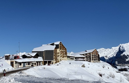 Samoens Apartment | Ski in/ski out, 30 m2 apartment on the slopes