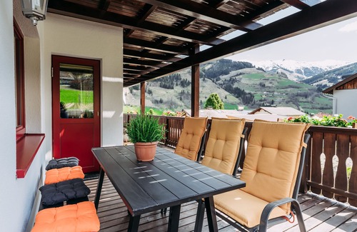 Rauris Apartment | Ski-in/ski-out apartment with a balcony
