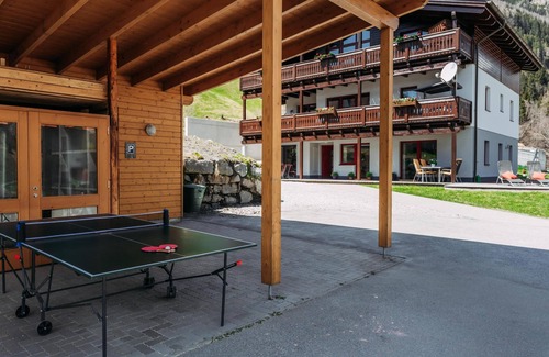 Rauris Apartment | Ski-in/ski-out apartment with a balcony