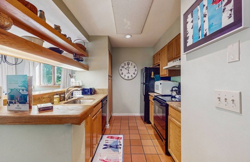 Warren Condo | Ski-in/ski-out condo w/balcony, mountain & valley views, grill, pool, fireplace