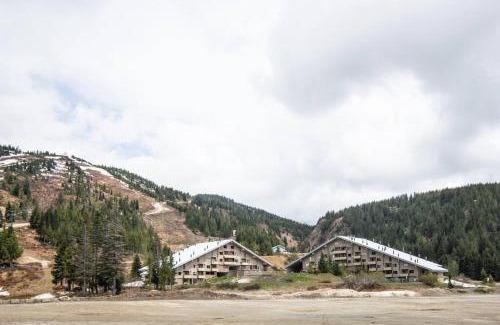 Hemlock Valley Apartment | ski-in/ski-out, cozy, mountain view condo