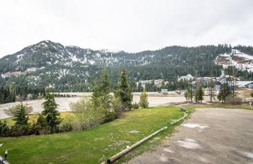 Hemlock Valley Apartment | ski-in/ski-out, cozy, mountain view condo