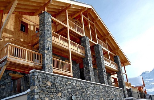 Les Bruyeres Apartment | Ski-in/ski-out & foot of the slopes, 1st floor, fitness, terrace, balcony, tv, ski locker, 105m²