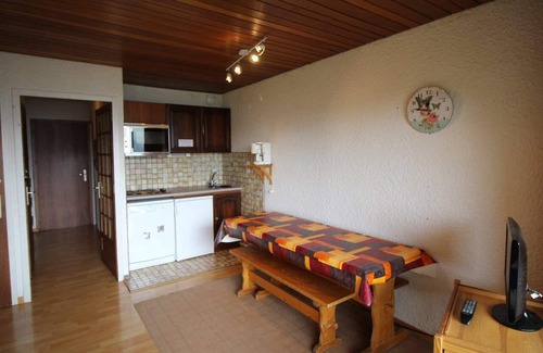 Auris Apartment | Ski-in/ski-out & foot of the slopes, 2nd floor, view mountain, balcony, tv, ski locker, 55m²