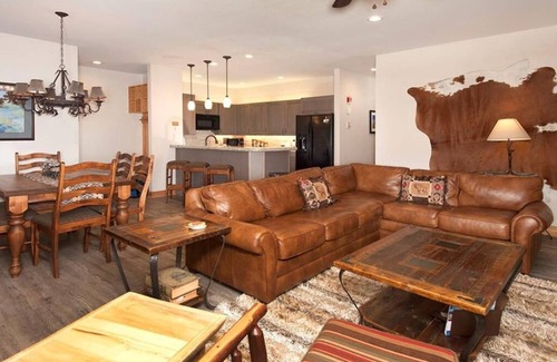 Mountain House Condo | Ski In/Ski Out + Private Hot Tub + Sleeps 8 + Free Parking