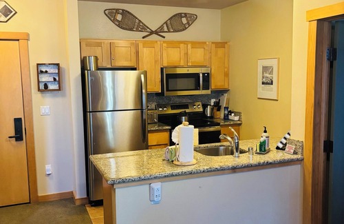 Mammoth Lakes Condo | Ski in ski out with views, year round pool, spas & gym! Sleeps 6