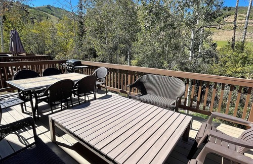 Park City House | Ski in - Walk Out & Walk to Canyons Base + Private Hottub. 2Br + Loft - sleeps 8