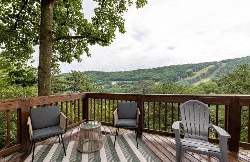 McGaheysville House | Ski Slope Views Hot Tub Pool & Best Resort Spot!