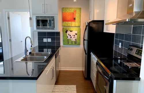 Crosstown Condo | Sky High 3BR/2BTH - Spectacular Views, Free Parking!