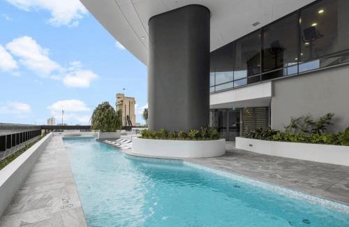 Brisbane Central Business District Apartment | Sky Living & River Views in Queens Wharf Residences
