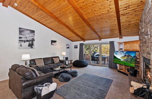 Castle Glen Estates Cabin | Sky Loft by Destination Big Bear : Beautiful Castle Glen Estate with Exquisitely Landscaped Fenced Yard! Pool Table!