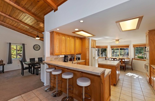 Castle Glen Estates Cabin | Sky Loft by Destination Big Bear : Beautiful Castle Glen Estate with Exquisitely Landscaped Fenced Yard! Pool Table!