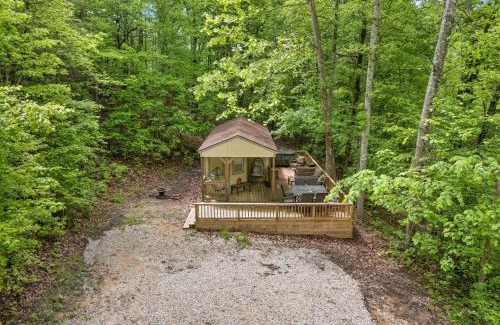 Stanton House | SKYBRIDGE HILLTOP CABIN, COZY wd HOTTUB