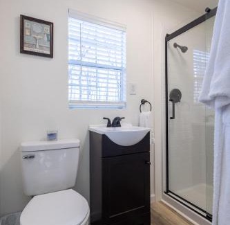 Stanton House | SKYBRIDGE HILLTOP CABIN, COZY wd HOTTUB