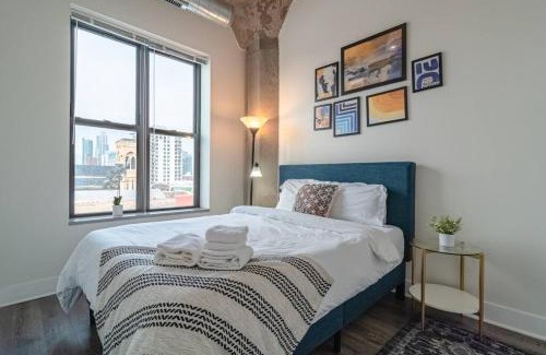 Near South Side Apartment | Skyline 2BR in South Loop with Optional Parking & Gym Access Near Museum Campus and McCormick Place