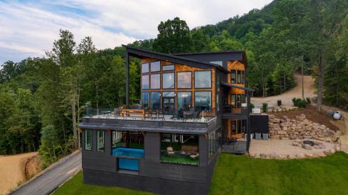 Sevierville House | Skyline Sanctuary by AvantStay Indoor Pool Game Room Firepit Mountain Views Luxe Design
