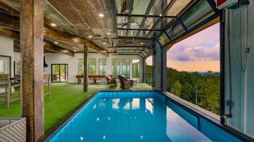 Sevierville House | Skyline Sanctuary by AvantStay Indoor Pool Game Room Firepit Mountain Views Luxe Design