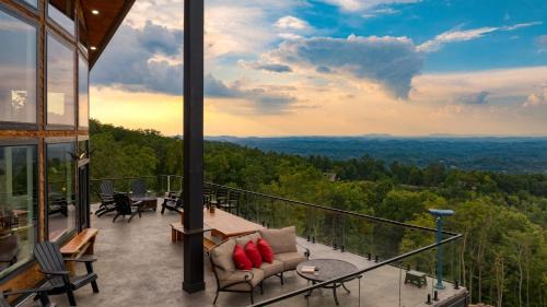 Sevierville House | Skyline Sanctuary by AvantStay Indoor Pool Game Room Firepit Mountain Views Luxe Design