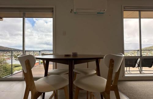 Lindisfarne House | Skyline Serenity House - Close to city and airport