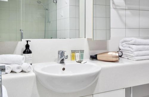 Takapuna Apartment | Skyline Sojourn Studio with Parking and Sea Views