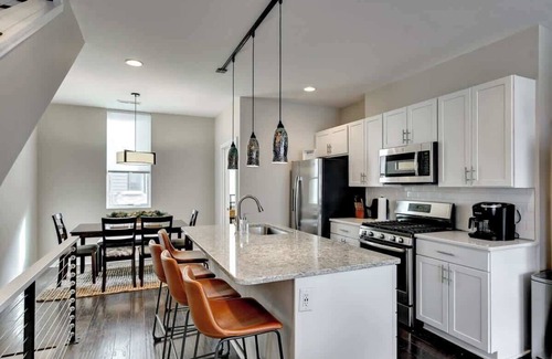 Dahlman House | Skyline Stay - Near Downtown & Zoo+ Garage+Rooftop