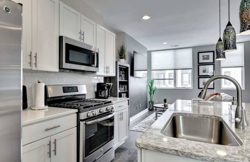 Dahlman House | Skyline Stay - Near Downtown & Zoo+ Garage+Rooftop