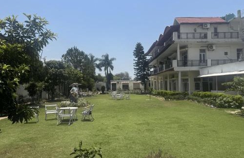Kishangarh Hotel | Skyview Stays I Party Lawns I Adjacent The Good Club I 1km Sukhna lake,Rock Garden & High Court I