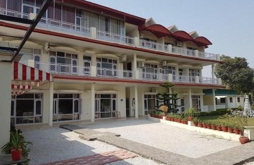 Kishangarh Hotel | Skyview Stays I Party Lawns I Adjacent The Good Club I 1km Sukhna lake,Rock Garden & High Court I