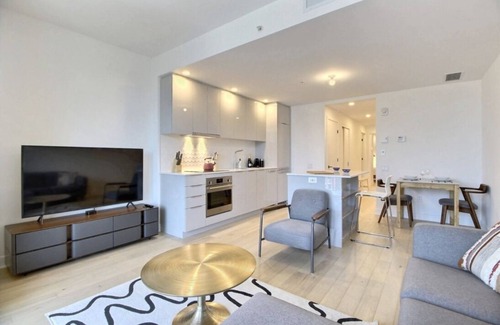 Quartier des Spectacles Apartment | Sleek 1BR @Festivals Plaza with Downtown City view