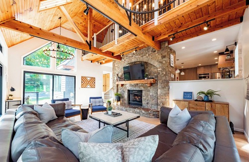 Mountainside House | Sleek Mountain Luxury Home w/Dock Slip & Fire Pit