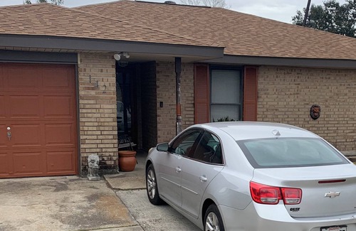 Kenner - Louis Armstrong International Airport House | Sleep N Stay inn. Saint Rose, La. 3 mins to airport. 15 mins , metro New Orleans