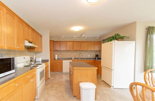 Division No. 3 House | Sleeps 10-5 mins from Waterton Entrance-WCV A