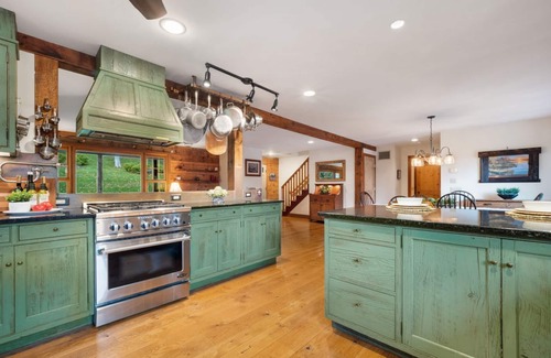 Dover Plains Cabin | SLEEPS 10, BEAUTIFUL AND QUIET CABIN, ONLY 15 MINUTES FROM MANY WEDDING VENUES.
