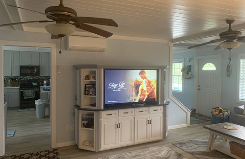 Green Turtle Estates House | Sleeps 10, Hot Tub ,Centrally Located , generator WiFi , rooftop deck,