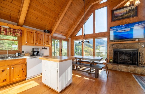 Wears Valley House | Sleeps 11-Mtn View! Hot tub! Arcade!