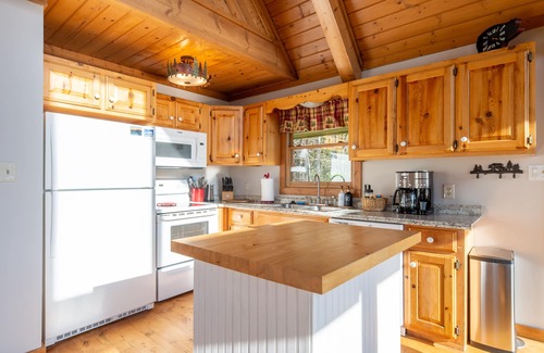 Wears Valley House | Sleeps 11-Mtn View! Hot tub! Arcade!
