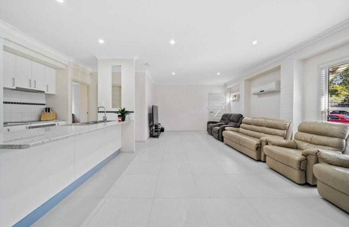 Beenleigh House | Sleeps 14, 4 bathrooms, 2 Kitchens ,Central to Brisbane Gold C Theme parks Views