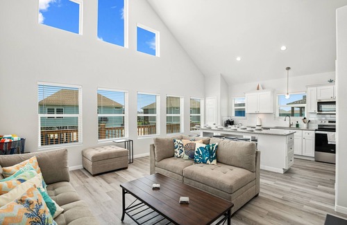 Crystal Beach House | Sleeps 16, 3 King Suites, Game Room, Fire Pit, Dog & Kid Friendly, Walk 2 Beach
