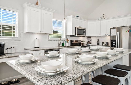 Crystal Beach House | Sleeps 16, 3 King Suites, Game Room, Fire Pit, Dog & Kid Friendly, Walk 2 Beach