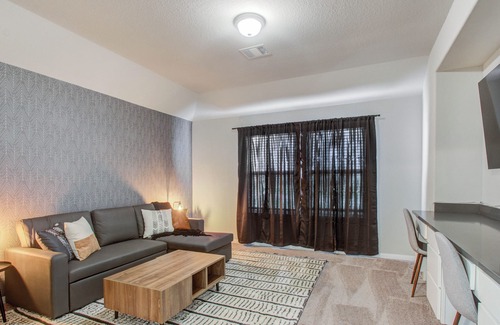 Klein House | Sleeps 16 + 6 BR House + Spacious Yard + Pool Table