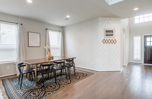 Klein House | Sleeps 16 + 6 BR House + Spacious Yard + Pool Table