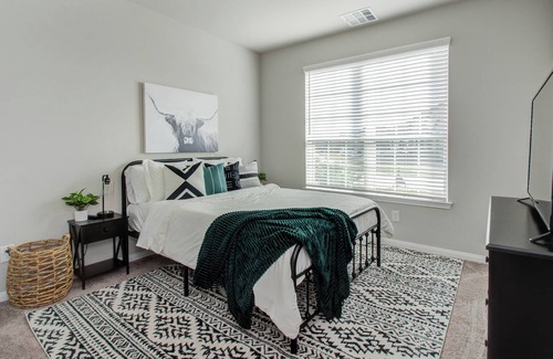 Klein House | Sleeps 16 + 6 BR House + Spacious Yard + Pool Table