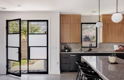 East Cesar Chavez House | Sleeps 16! Walk to Downtown! MiniPutt | GameRoom