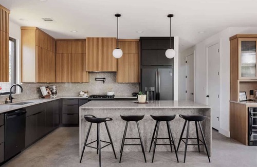 East Cesar Chavez House | Sleeps 16! Walk to Downtown! MiniPutt | GameRoom