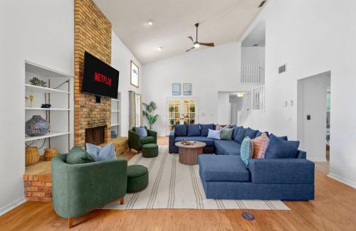Seminole House | Sleeps 18 - Pool Slide Pickleball & Fire Pit