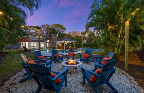 Seminole House | Sleeps 18 - Pool Slide Pickleball & Fire Pit