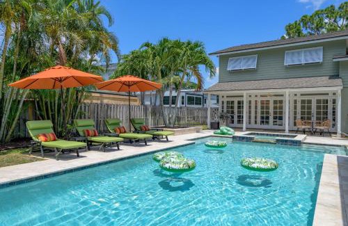 Seminole House | Sleeps 18 - Pool Slide Pickleball & Fire Pit