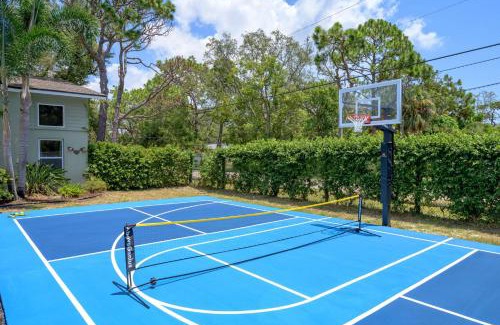 Seminole House | Sleeps 18 - Pool Slide Pickleball & Fire Pit