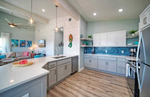 Port Aransas Cottage | Sleeps 20 2 Modern Homes w/Private Pool, Deck+patio 3-min Walk to the Beach